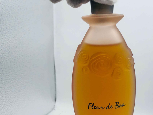 Flacone di profumo Fleur De Boa con un design elegante e delicati dettagli floreali
