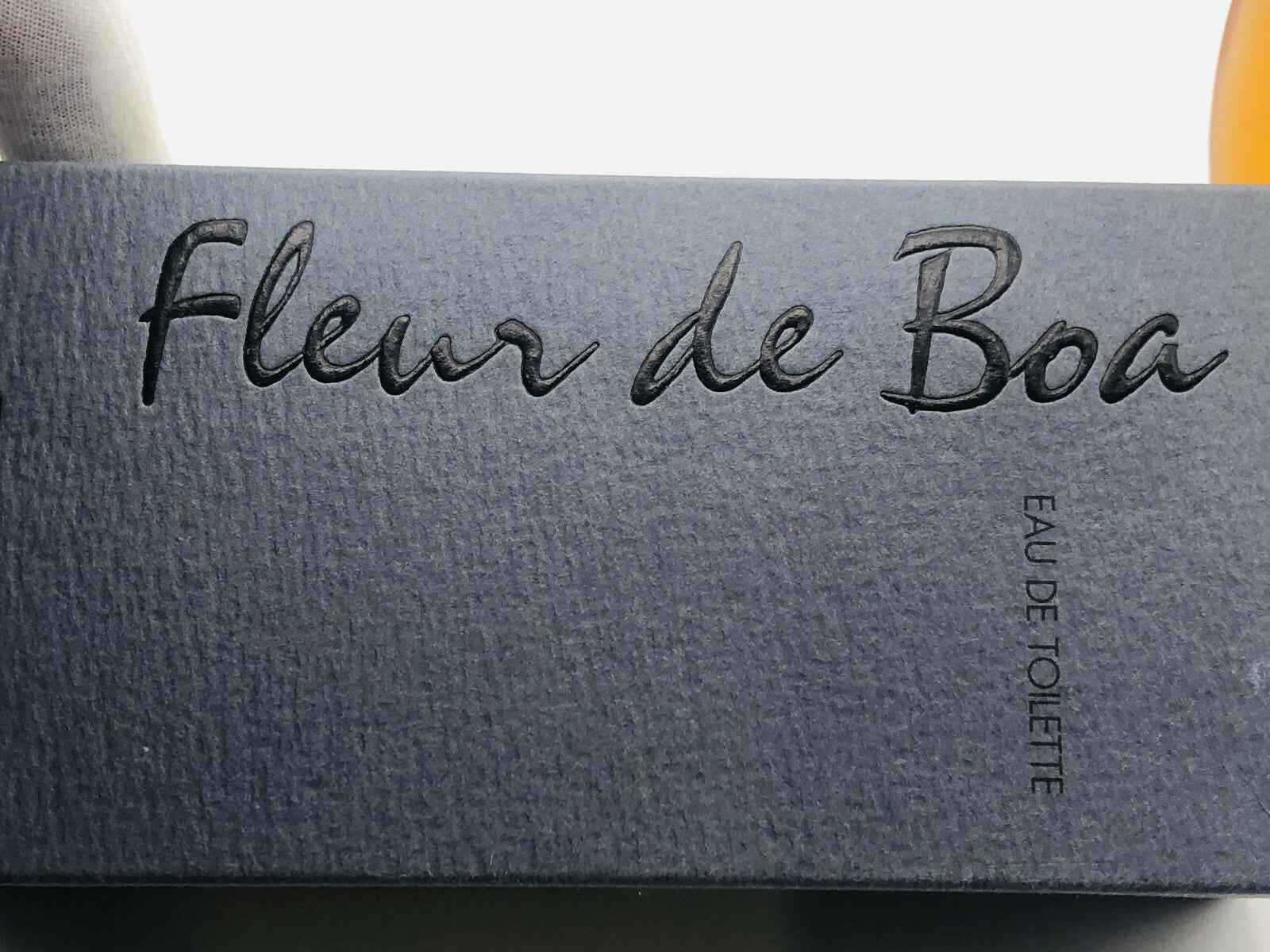 Confezione del profumo Fleur De Boa in elegante scatola con incisione in rilievo