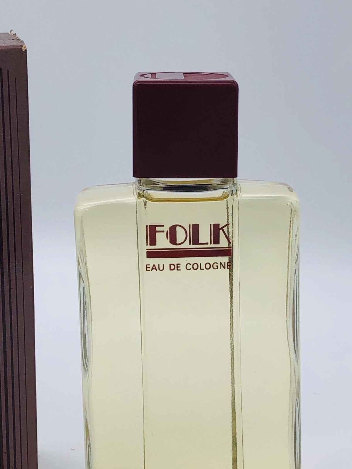 Profumo Folk Haugron in bottiglia elegante con etichetta chiara e design sofisticato