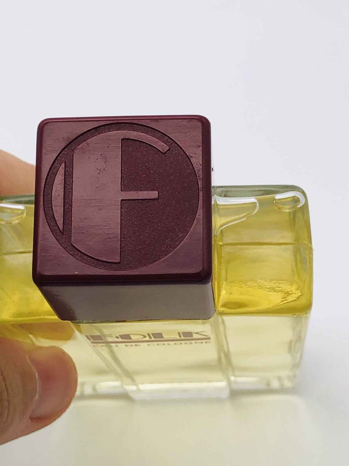 Dettaglio del tappo del Profumo Folk Haugron con logo distintivo e bottiglia elegante