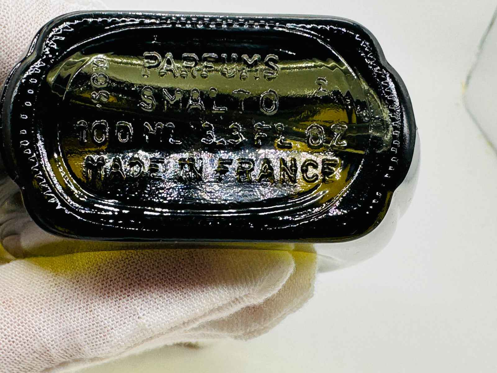 Dettaglio del fondo della boccetta di profumo Francesco Smalto Vintage in vetro, con etichetta identificativa