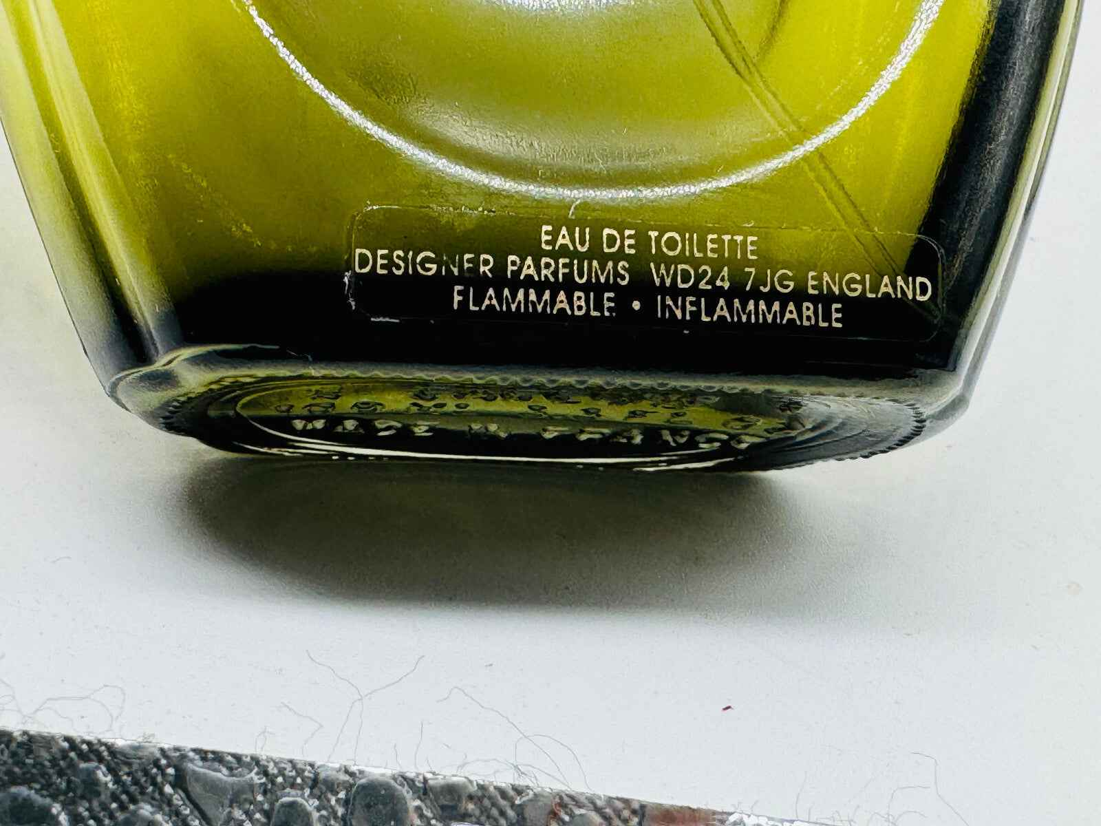 Bottiglia di profumo Francesco Smalto Vintage in vetro verde con etichetta chiara e fondo elegante