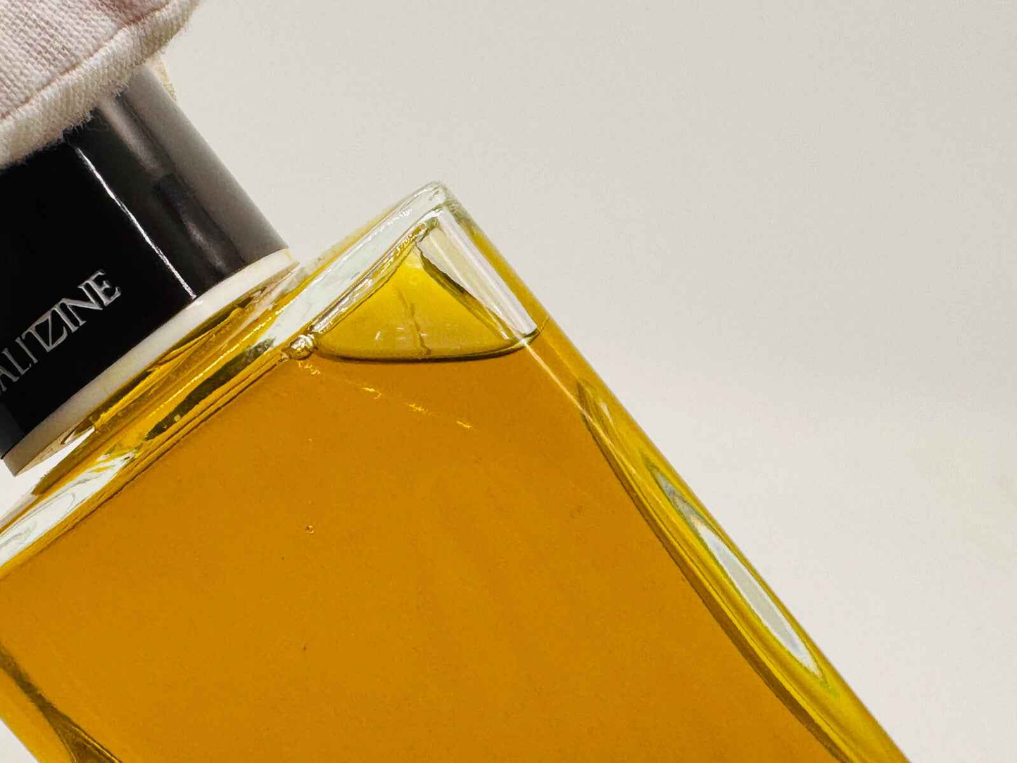 Flacone di profumo Galitzine Vintage con liquido dorato e design elegante per un tocco di lusso.