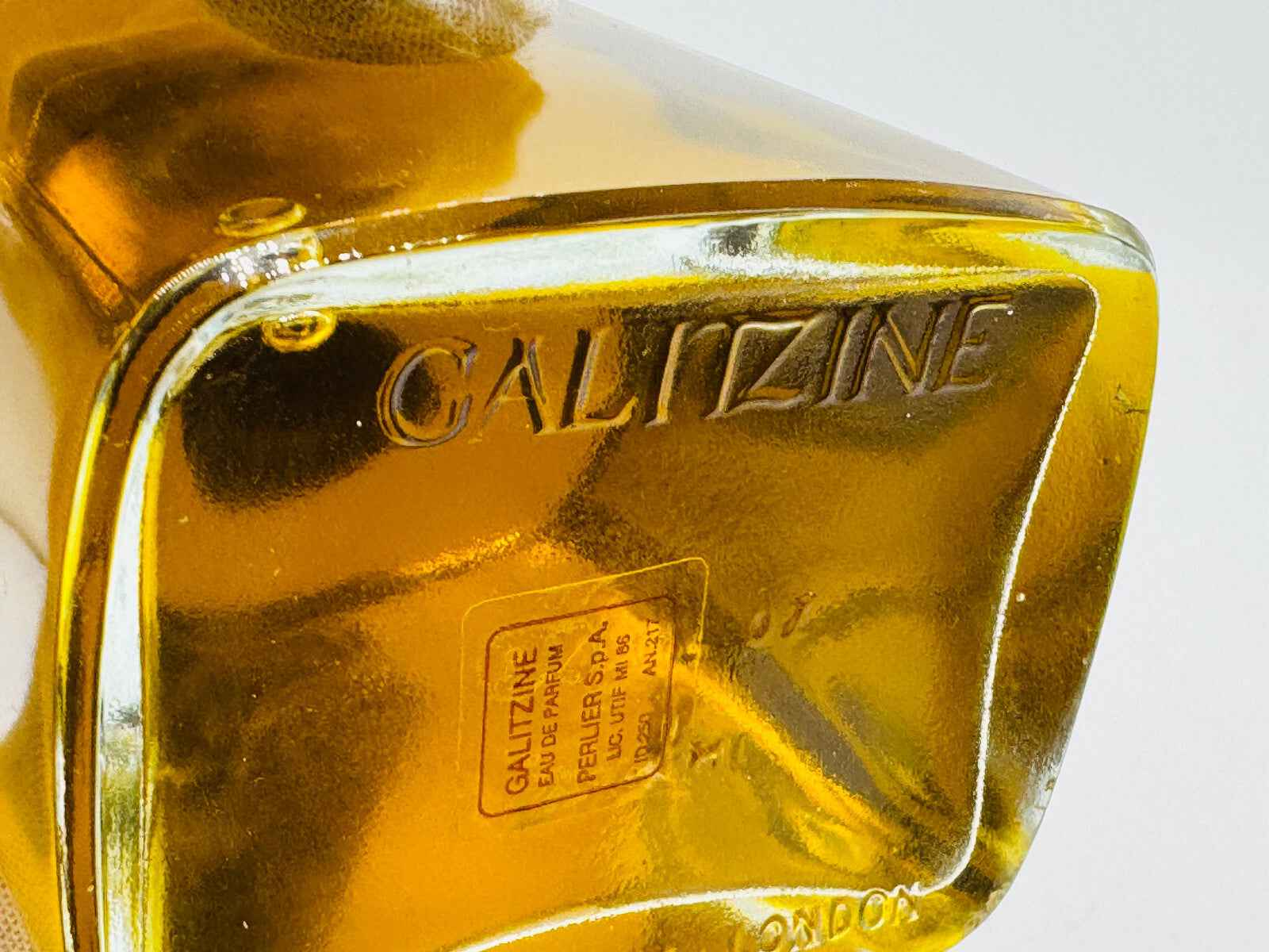 Bottiglia di profumo Galitzine Vintage con una finitura dorata elegante e design distintivo