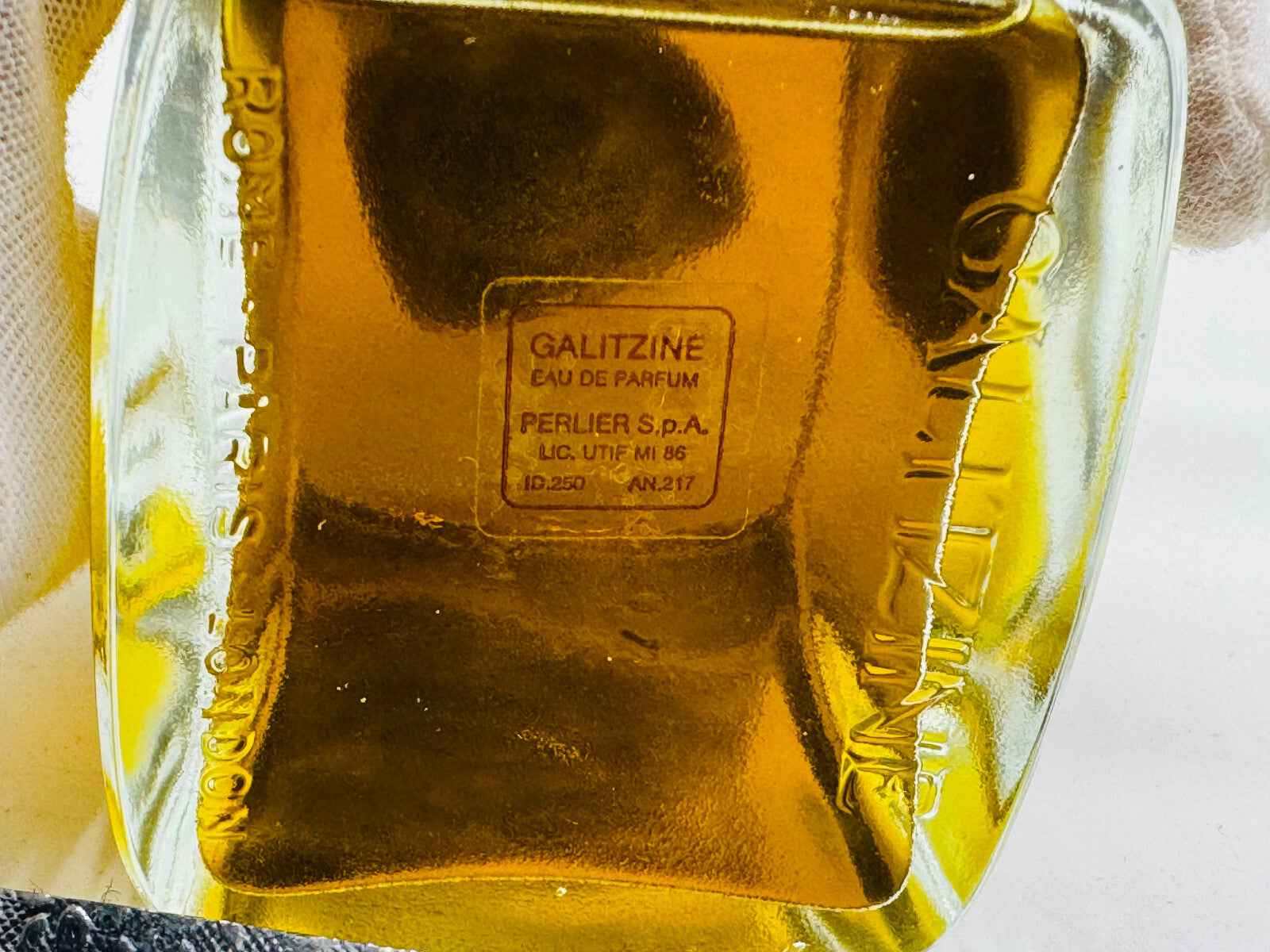Flacone di profumo Galitzine Vintage con etichetta e tonalità dorata, ideale per collezionisti di fragranze uniche