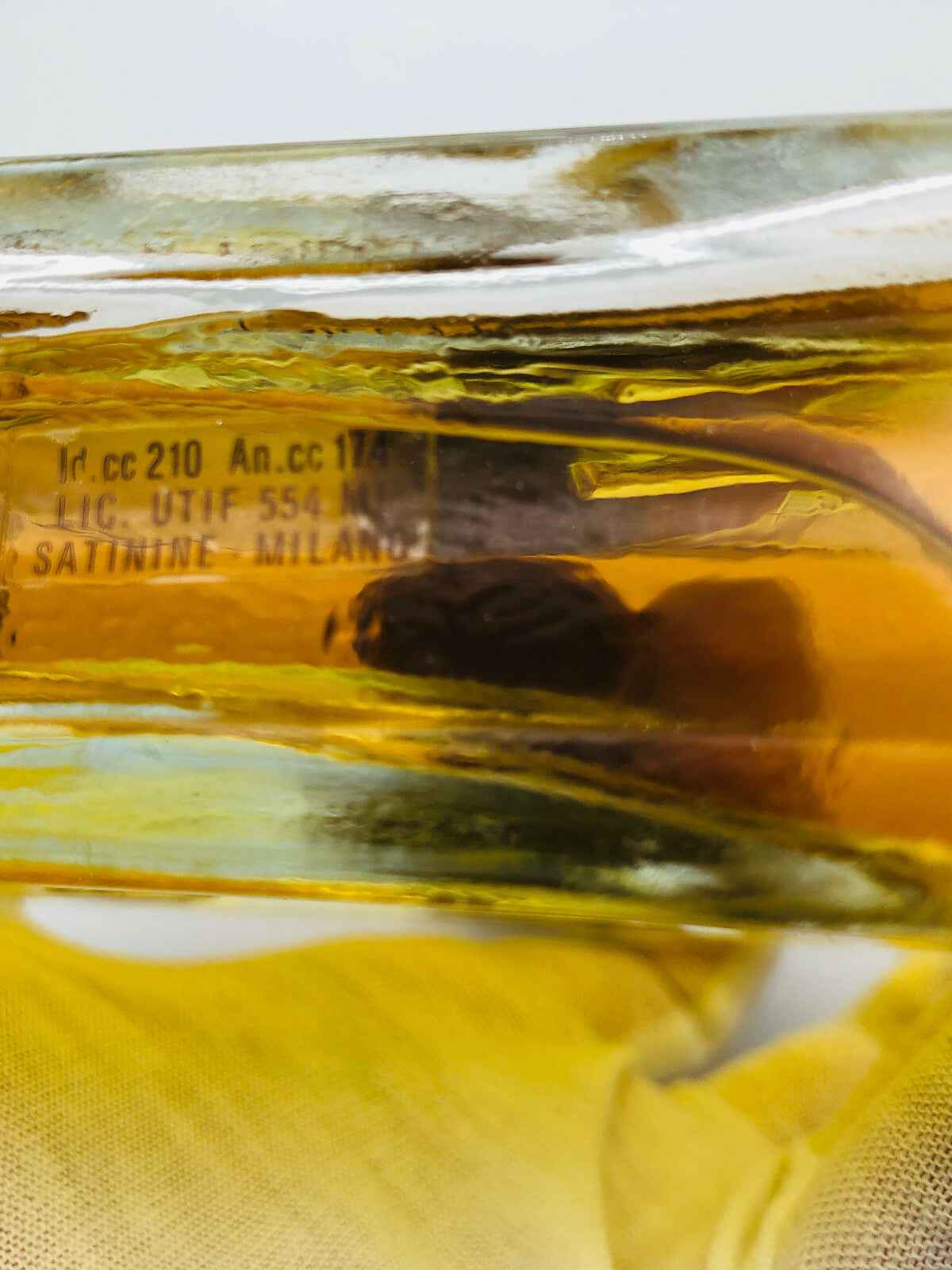 Flacone di profumo Gherardini Ghe con etichetta dettagliata e liquido dorato