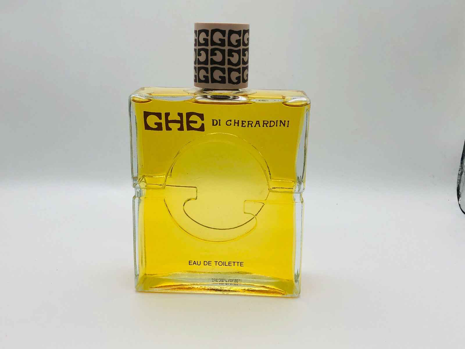 Profumo Gherardini Ghe in flacone trasparente con tappo distintivo e liquido giallo