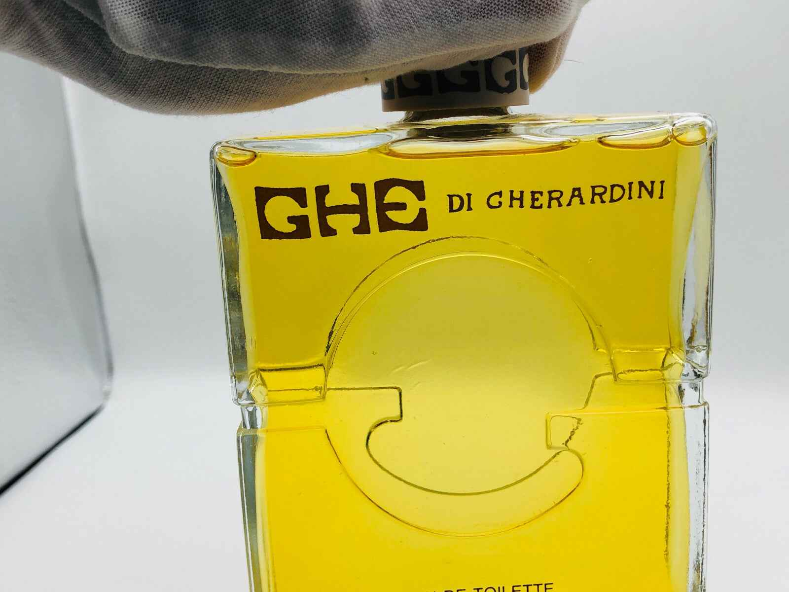Flacone di profumo Gherardini Ghe in versione Eau de Toilette con design elegante e originale