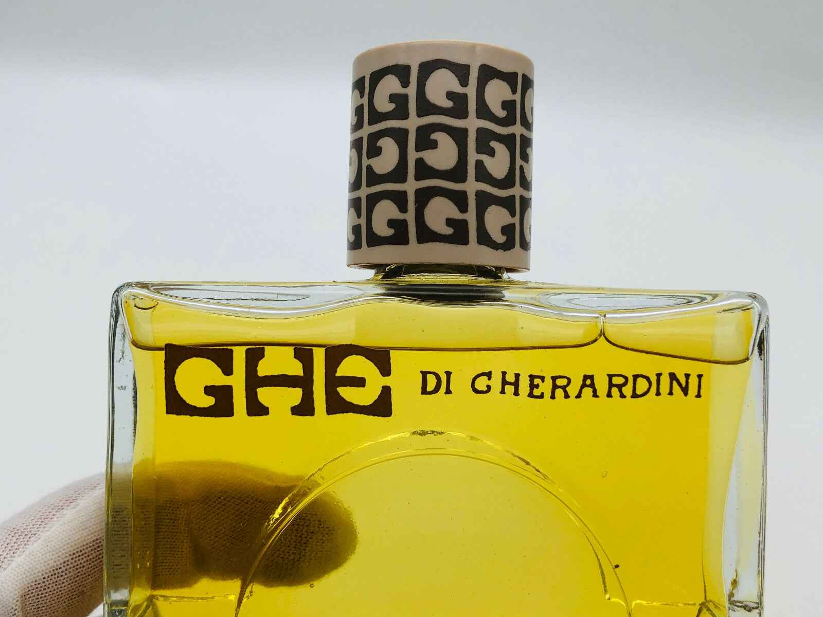 Flacone di profumo Gherardini Ghe con etichetta gialla e tappo decorato in beige
