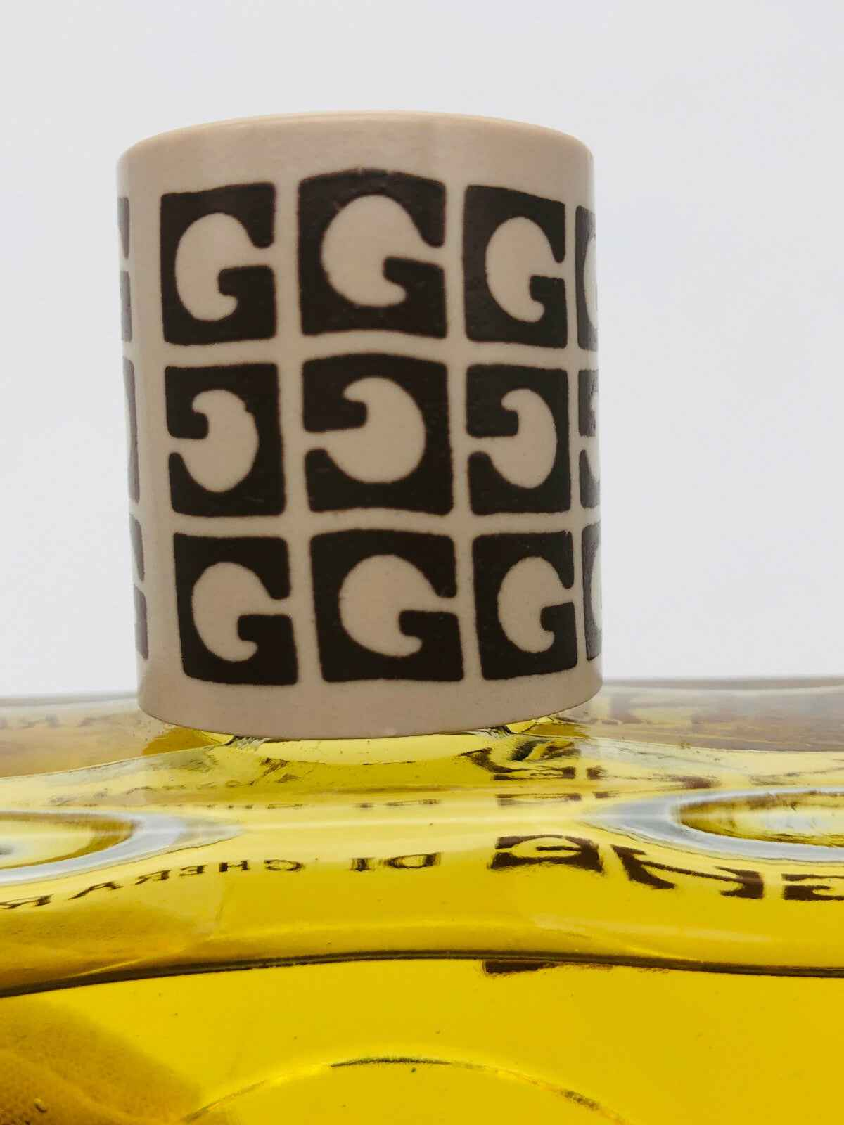 Profumo Gherardini Ghe con tappo decorato e un design elegante in bottiglia trasparente