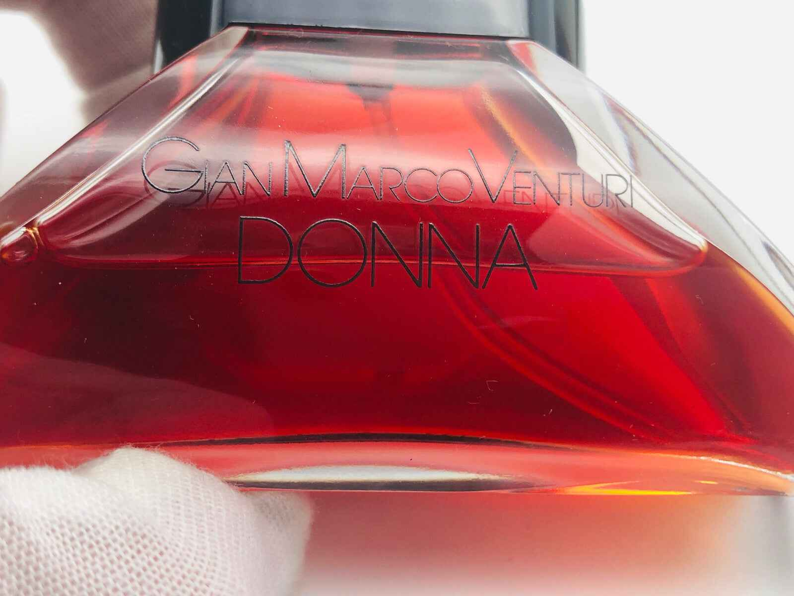 Flacone di profumo Gian Marco Venturi Vintage con tonalità rosse e design elegante per donne