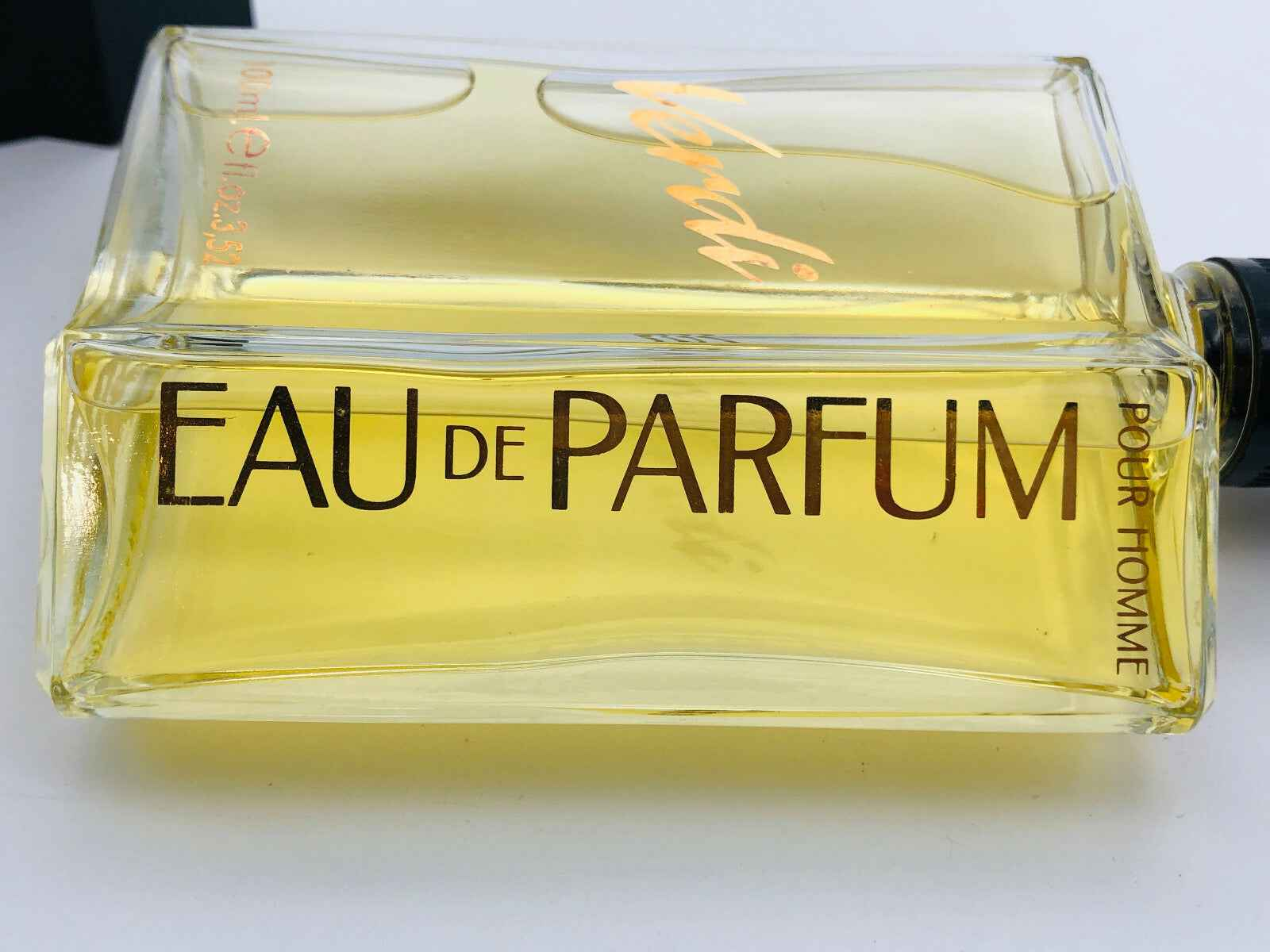 Flacone di profumo Giuseppe Verdi Eau de Parfum pour Homme con liquido giallo