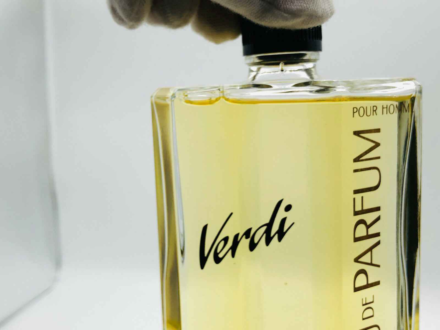 Flacone di profumo Giuseppe Verdi con un design elegante e fragranza intensa per uomo
