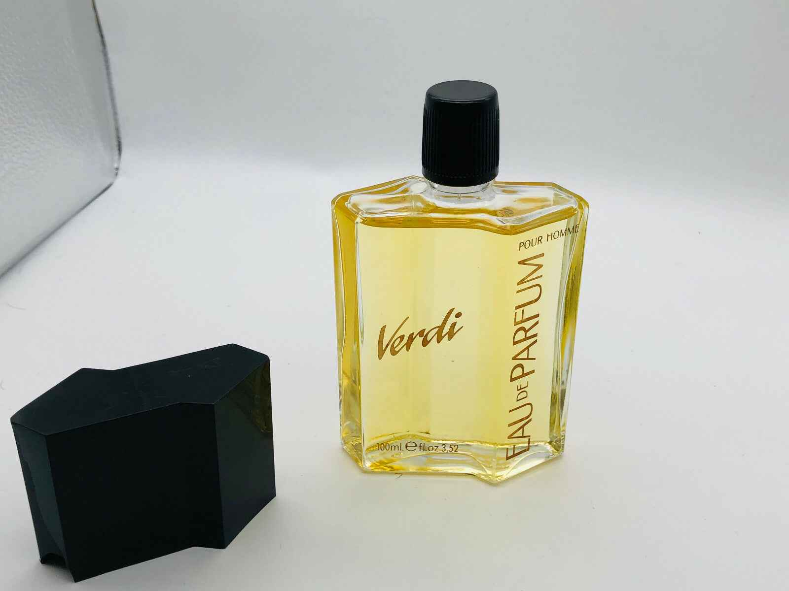 Profumo Giuseppe Verdi in boccetta trasparente con tappo nero per uomini, elegante e raffinato