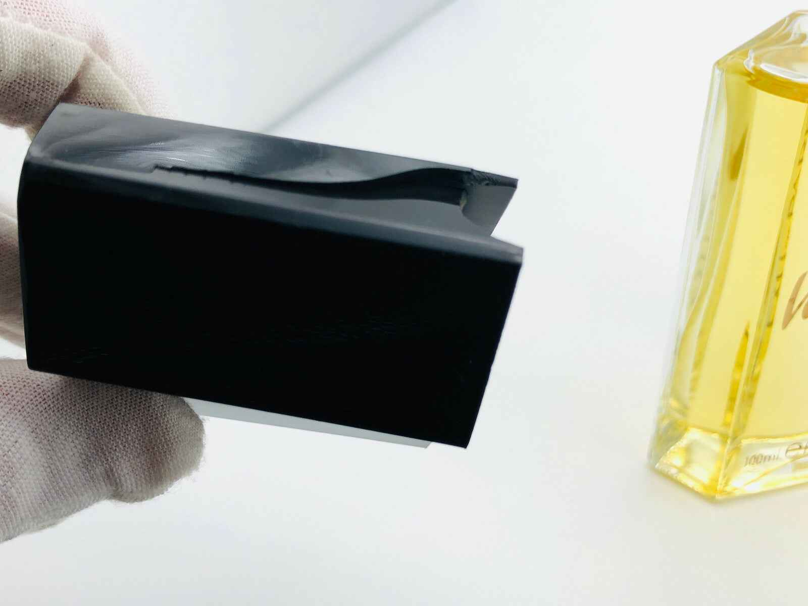 Scatola nera del profumo Giuseppe Verdi con flacone giallo in vista, elegante e raffinato