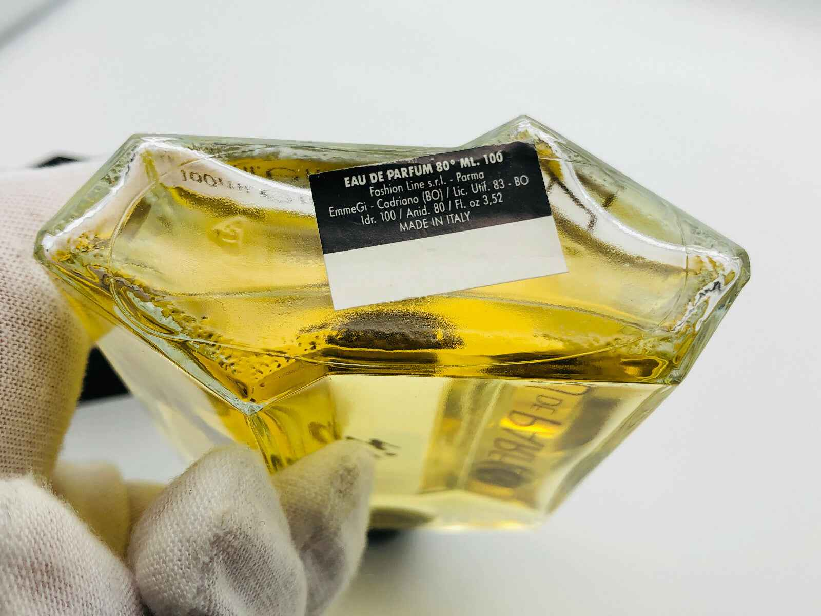 Flacone di profumo Giuseppe Verdi da 100 ml con design elegante e liquido dorato