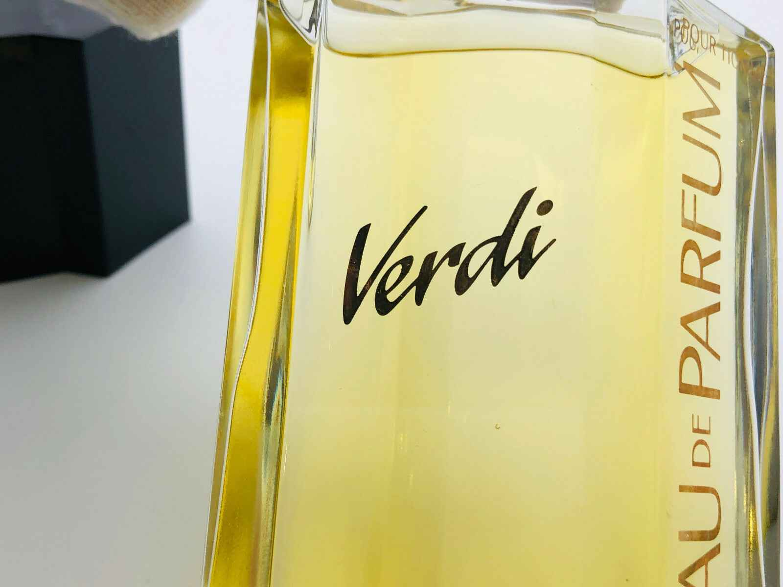 Flacone di Profumo Giuseppe Verdi con etichetta elegante e aroma raffinato