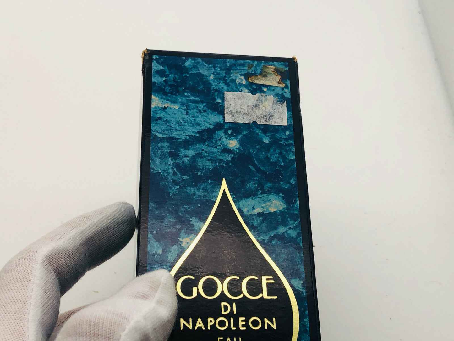 Confezione del profumo Gocce Di Napoleon Morris con design elegante e dettagli in oro