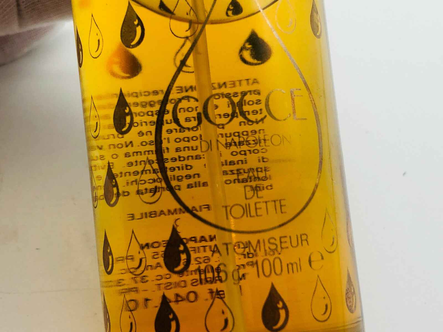 Profumo Gocce Di Napoleon Morris in flacone giallo con design elegante per un'esperienza olfattiva raffinata