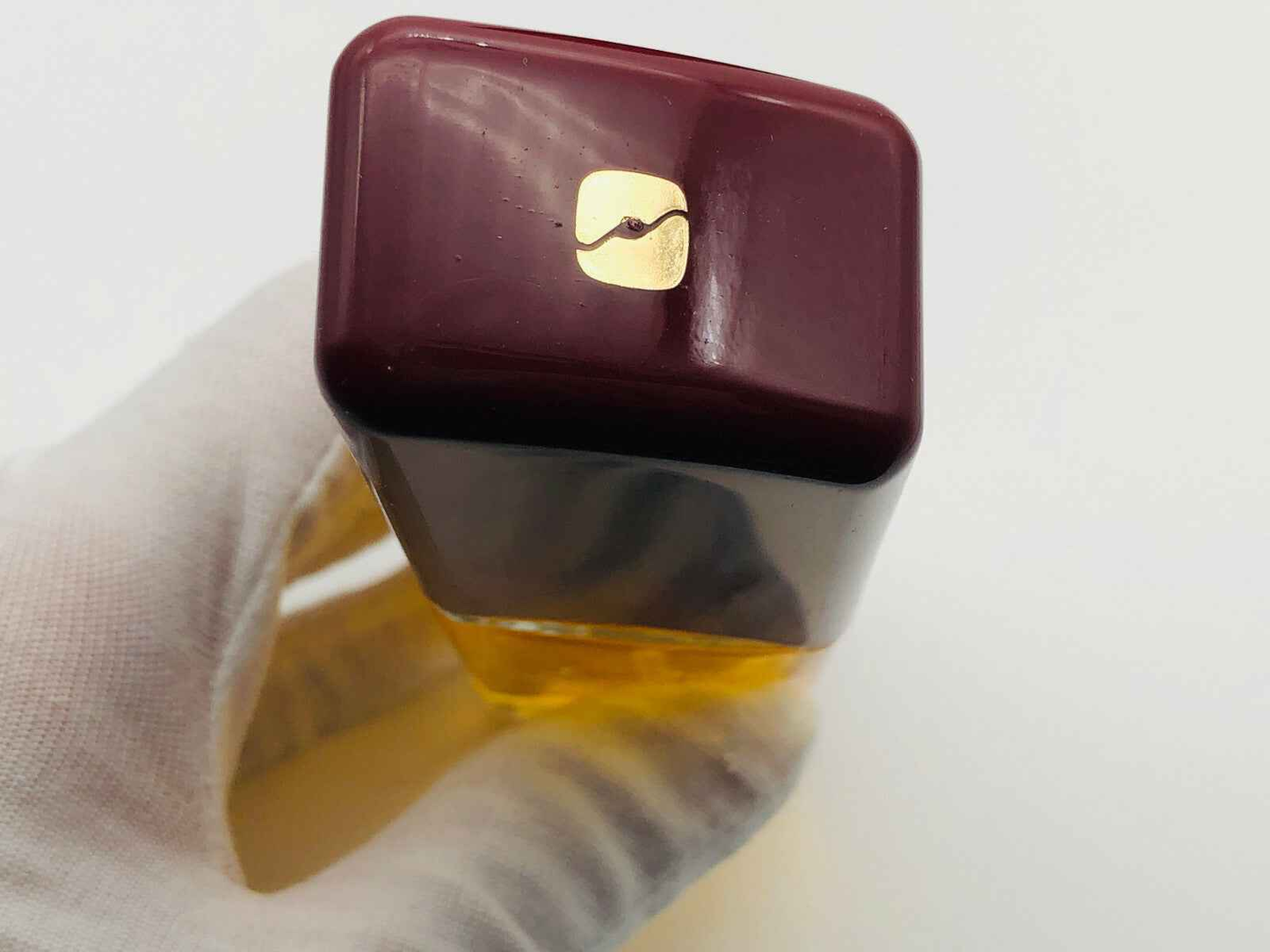 Flacone di profumo Guy Laroche Vintage con tappo bordeaux e dettagli dorati