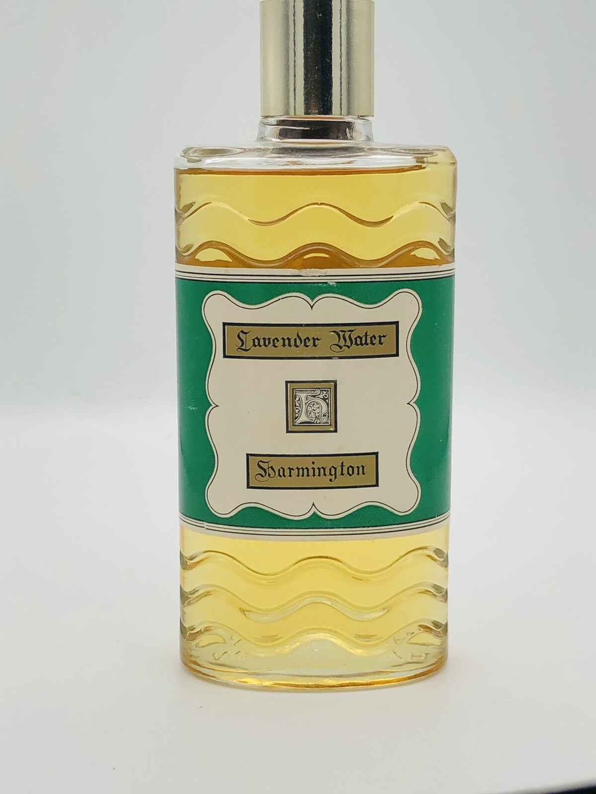 Flacone di acqua di lavanda Harmington con etichetta vintage e tonalità giallo chiaro, profumo Harmington Vintage