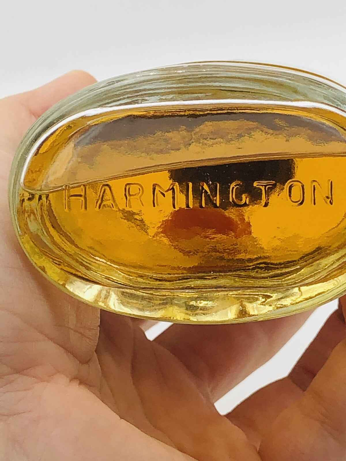 Flacone di profumo Harmington Vintage con elegante design e tonalità dorate