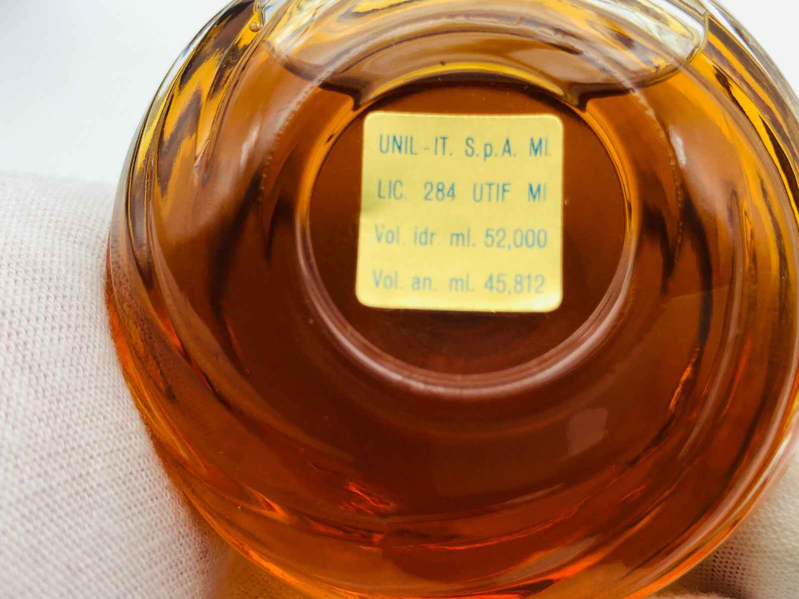 Base del flacone di profumo Helietta Caracciolo con etichetta informativa e volume del contenuto