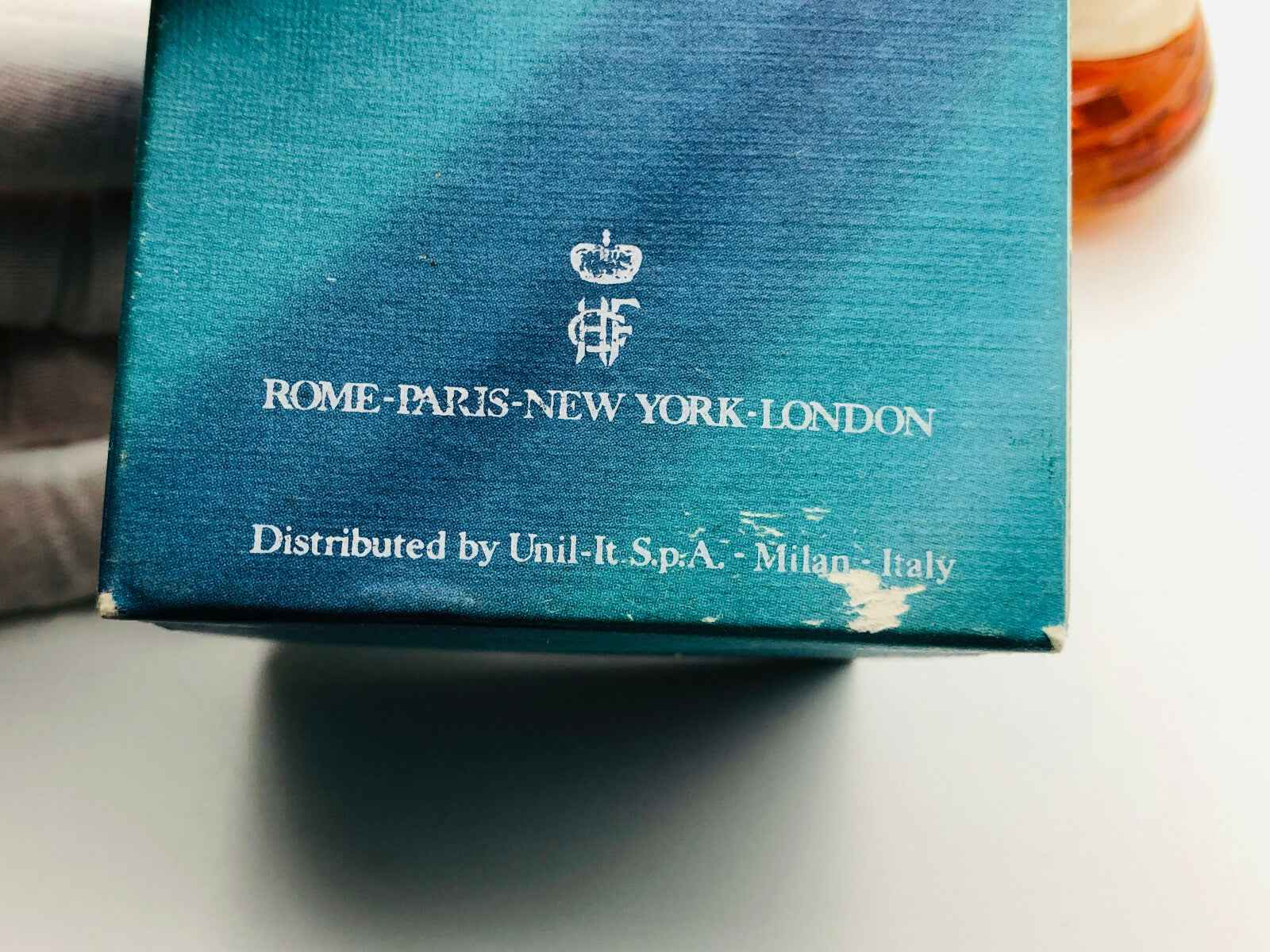 Scatola del profumo Helietta Caracciolo con design elegante e dettagli di distribuzione a Milano