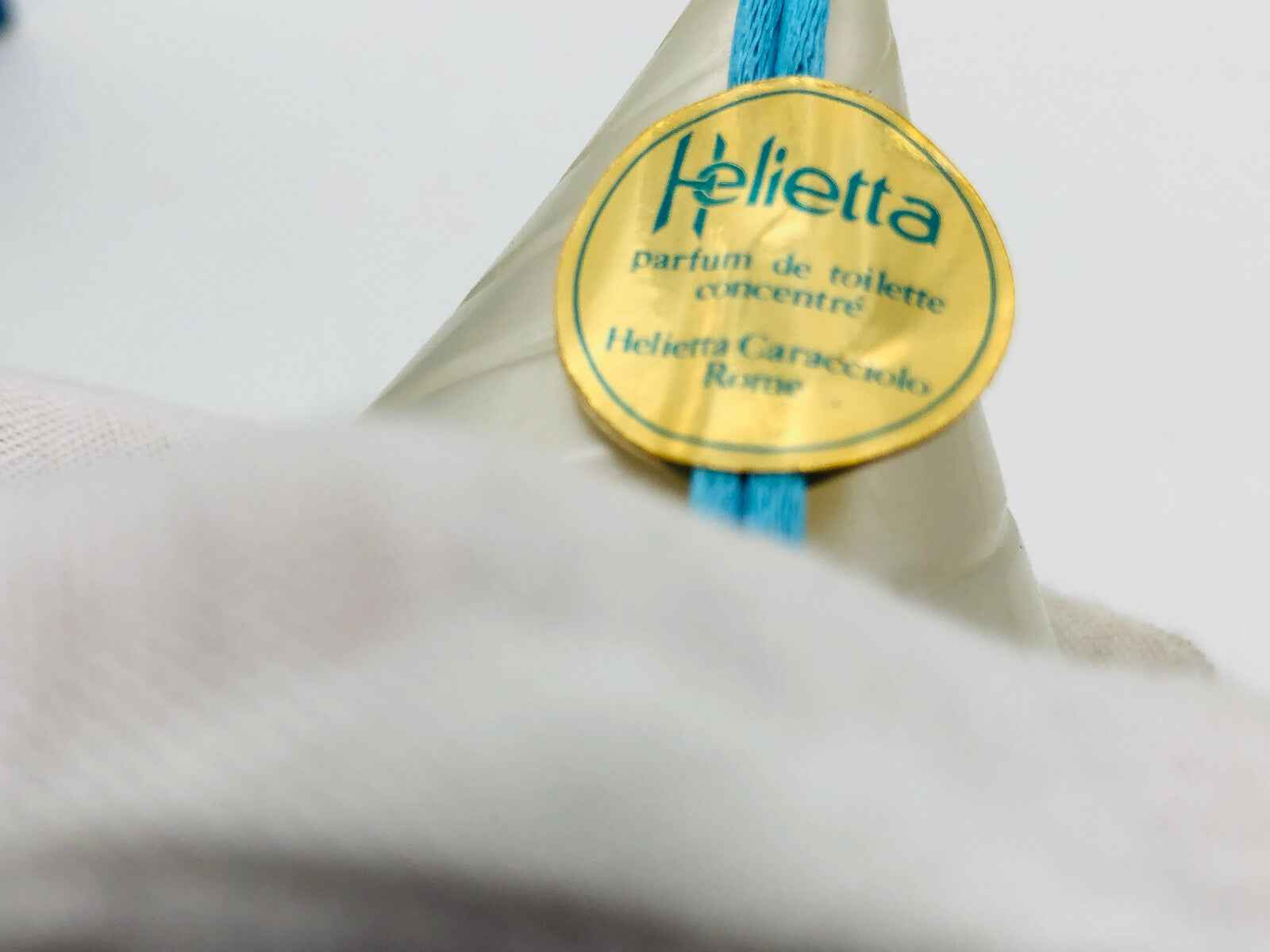 Flacone di profumo Helietta Caracciolo con etichetta elegante e design distintivo