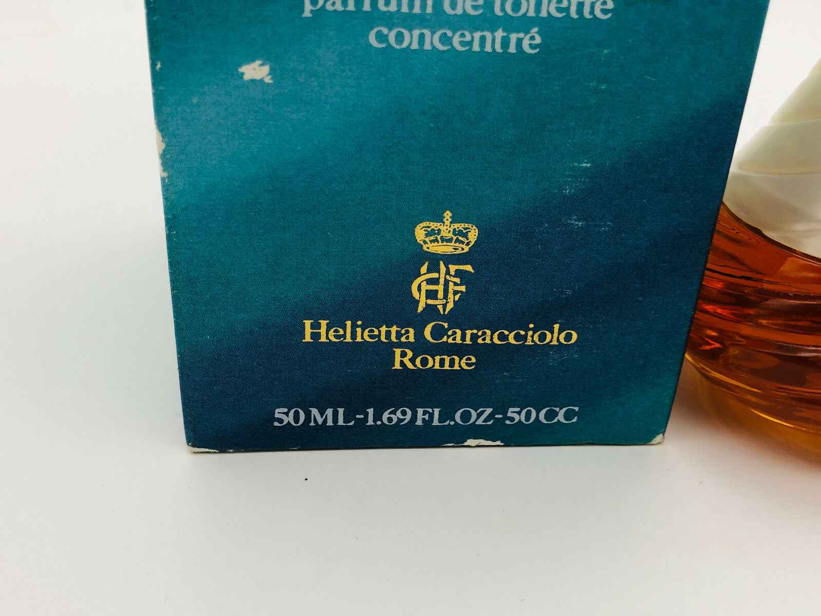 Scatola di profumo Helietta Caracciolo da 50 ml con design elegante e logo distintivo