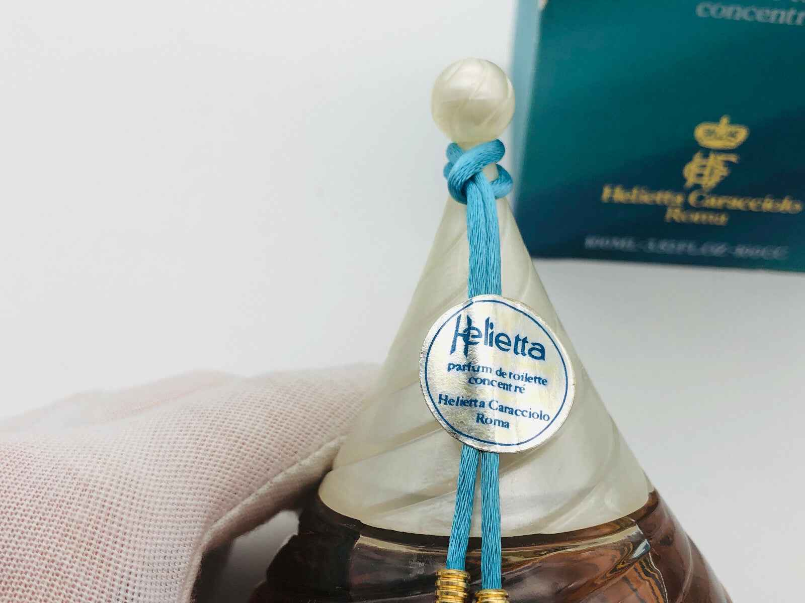 Flacone di Profumo Helietta Caracciolo Vintage con tappo elegante e cordoncino blu