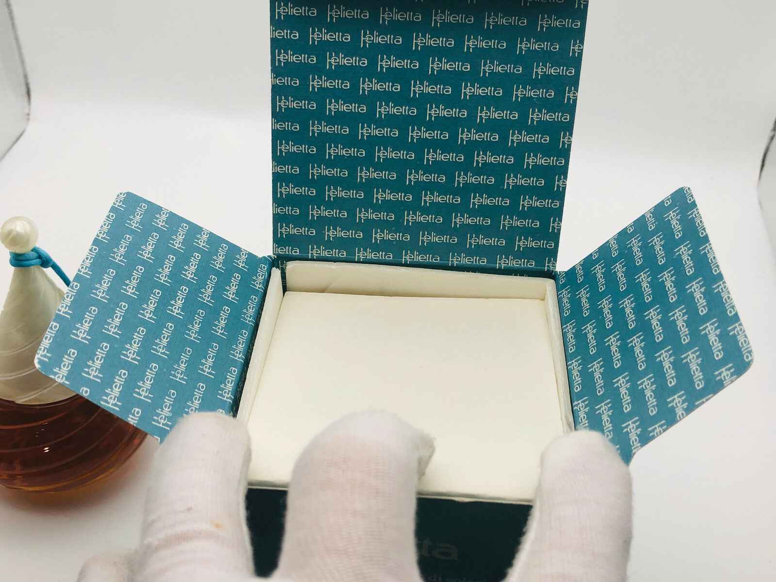 Scatola aperta del profumo Helietta Caracciolo Vintage con design elegante e vuota all'interno