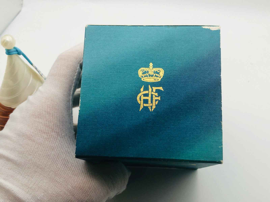 Scatola del profumo Helietta Caracciolo Vintage con il logo dorato su sfondo blu