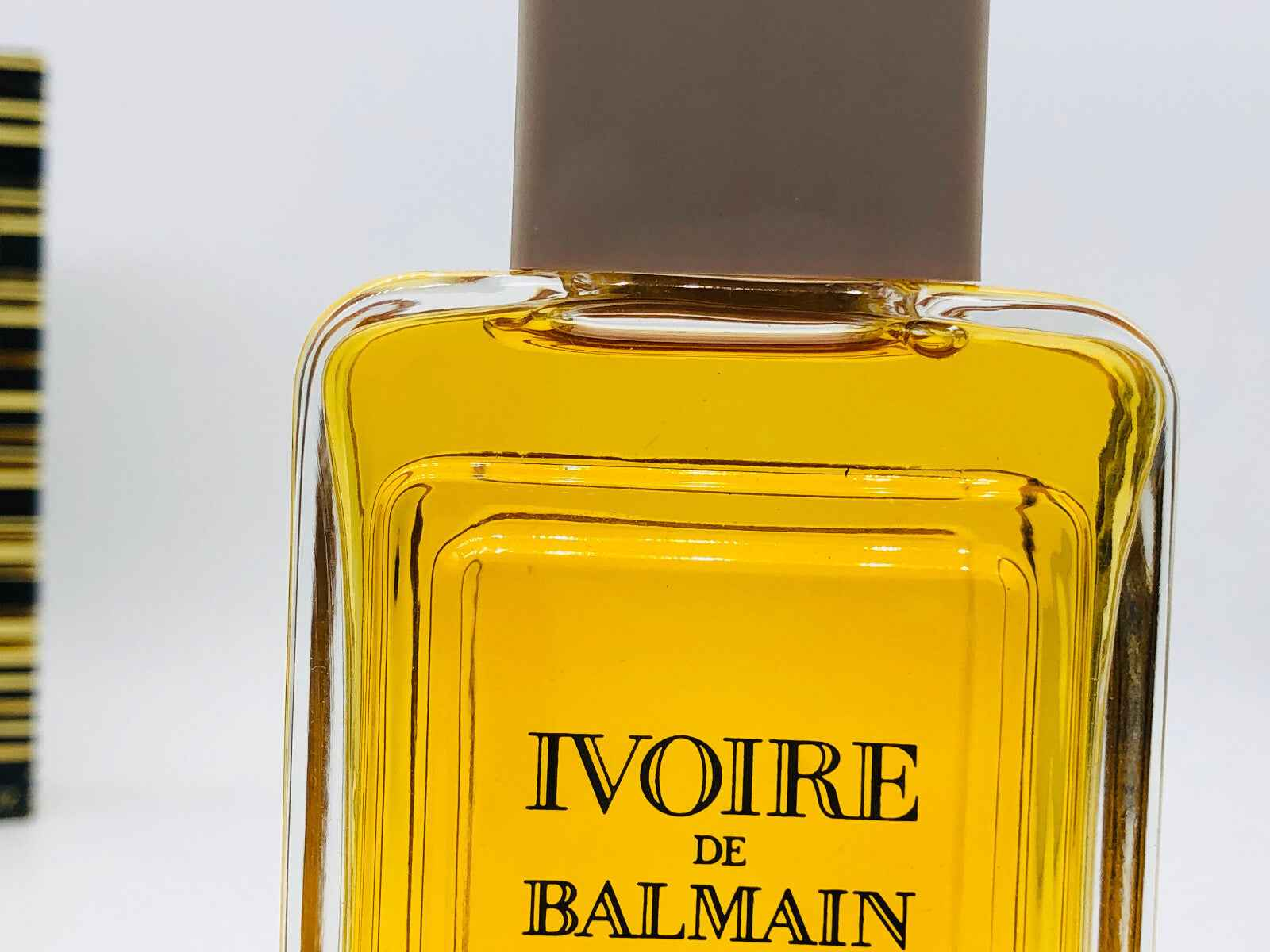 Flacone di profumo Ivoire De Balmain Vintage con elegante design vintage e tonalità dorata