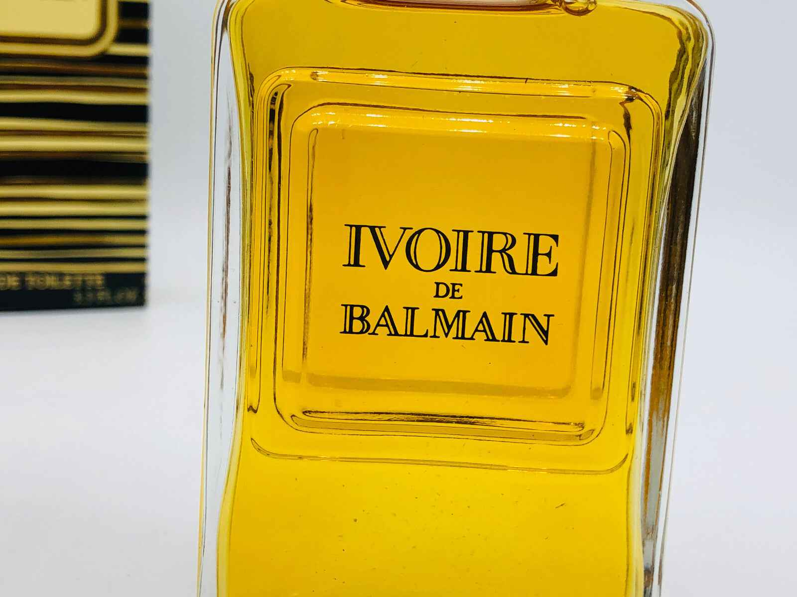 Flacone di profumo Ivoire De Balmain Vintage con design elegante e colore giallo luminoso