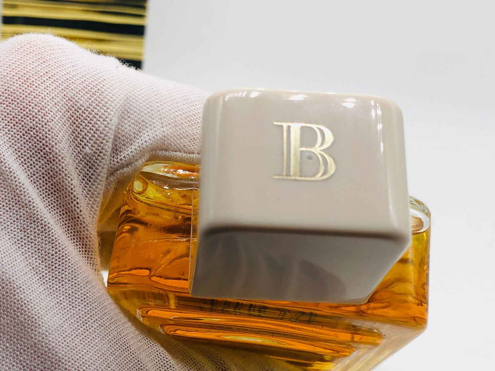Flacone di profumo Ivoire De Balmain Vintage con tappo elegante e logo dorato