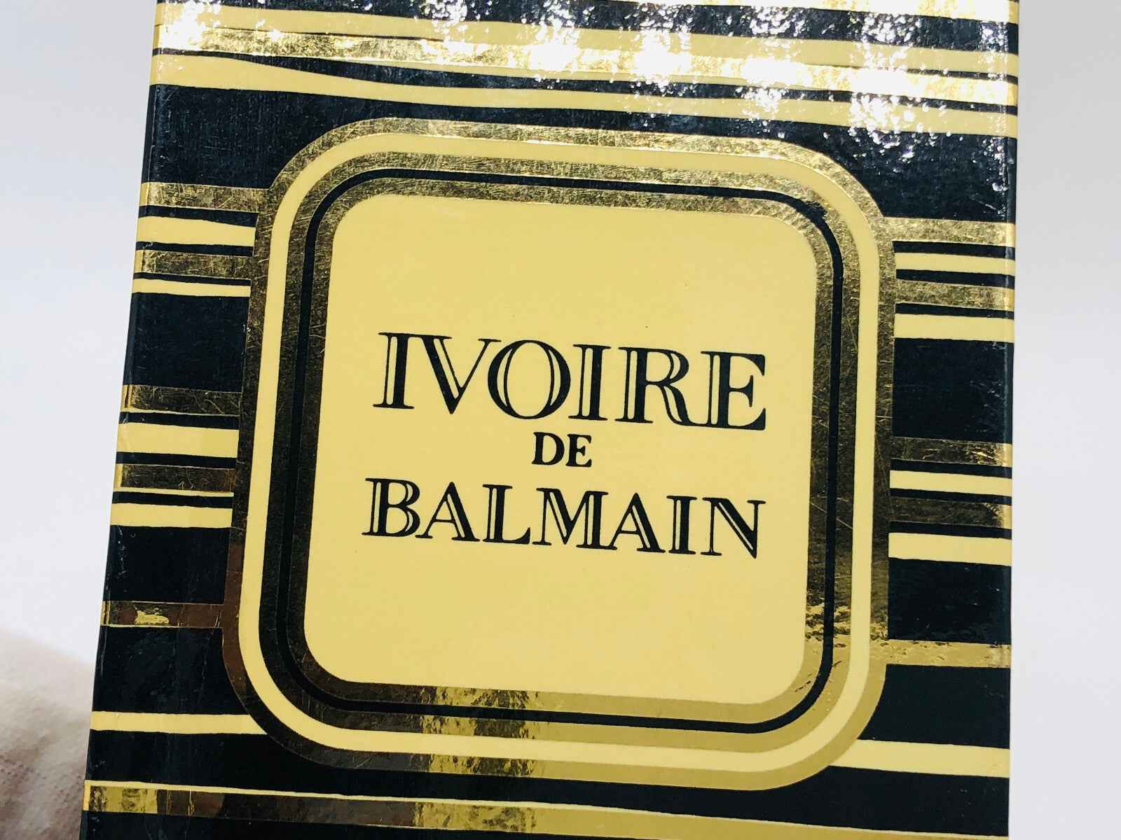 Scatola di profumo Ivoire De Balmain Vintage con design elegante e dettagli dorati