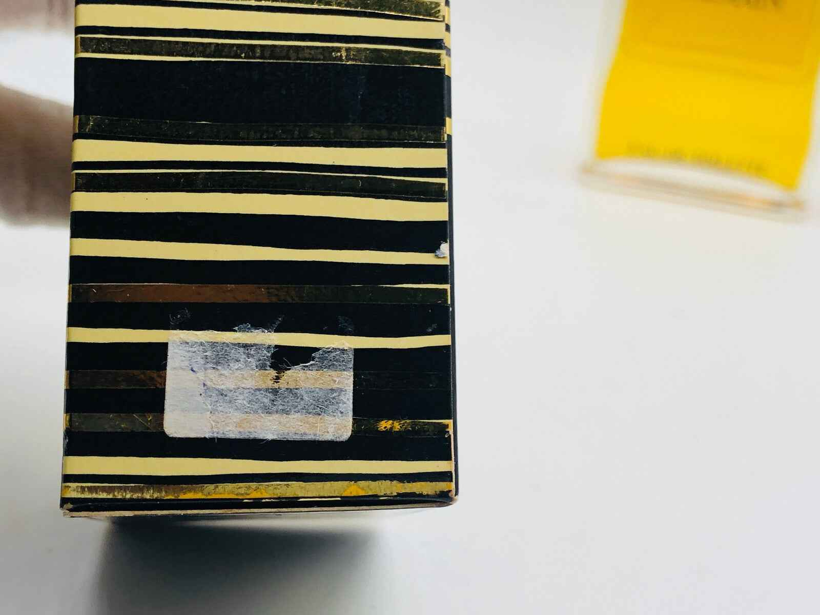 Scatola del profumo Ivoire De Balmain Vintage con design a strisce nere e dorate