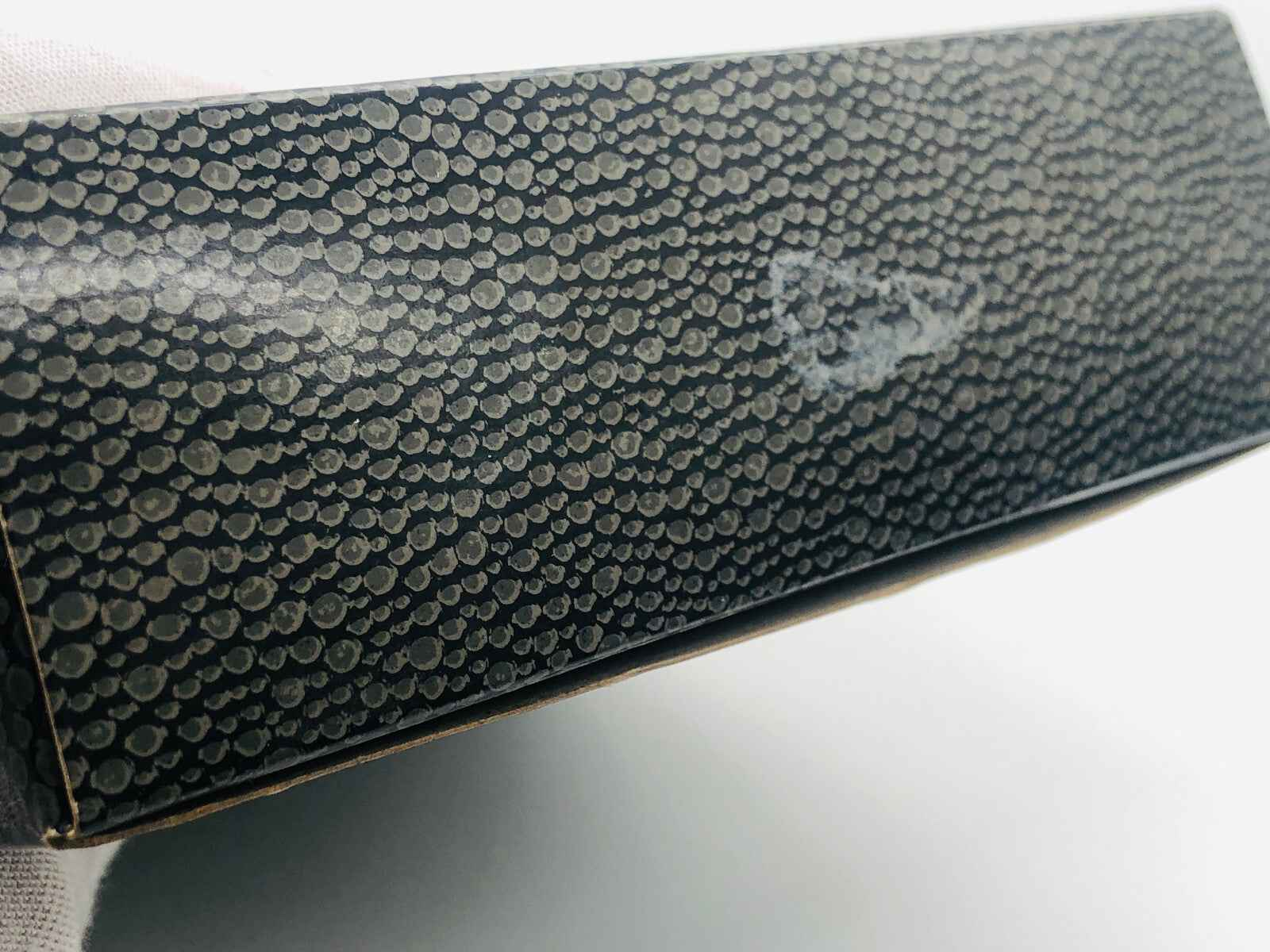 Scatola del profumo Jacomo Silences Vintage con design elegante e texture raffinata