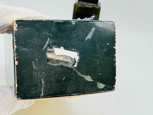 Scatola danneggiata di profumo Jacques Bogart con flacone parzialmente visibile