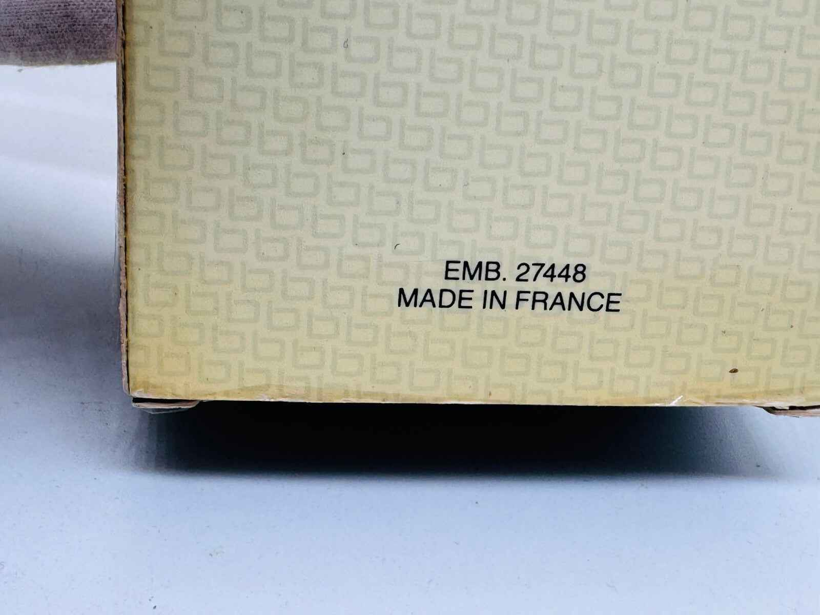 Scatola del profumo Jacques Bogart con etichetta Made in France e numero di codice EMB. 27448