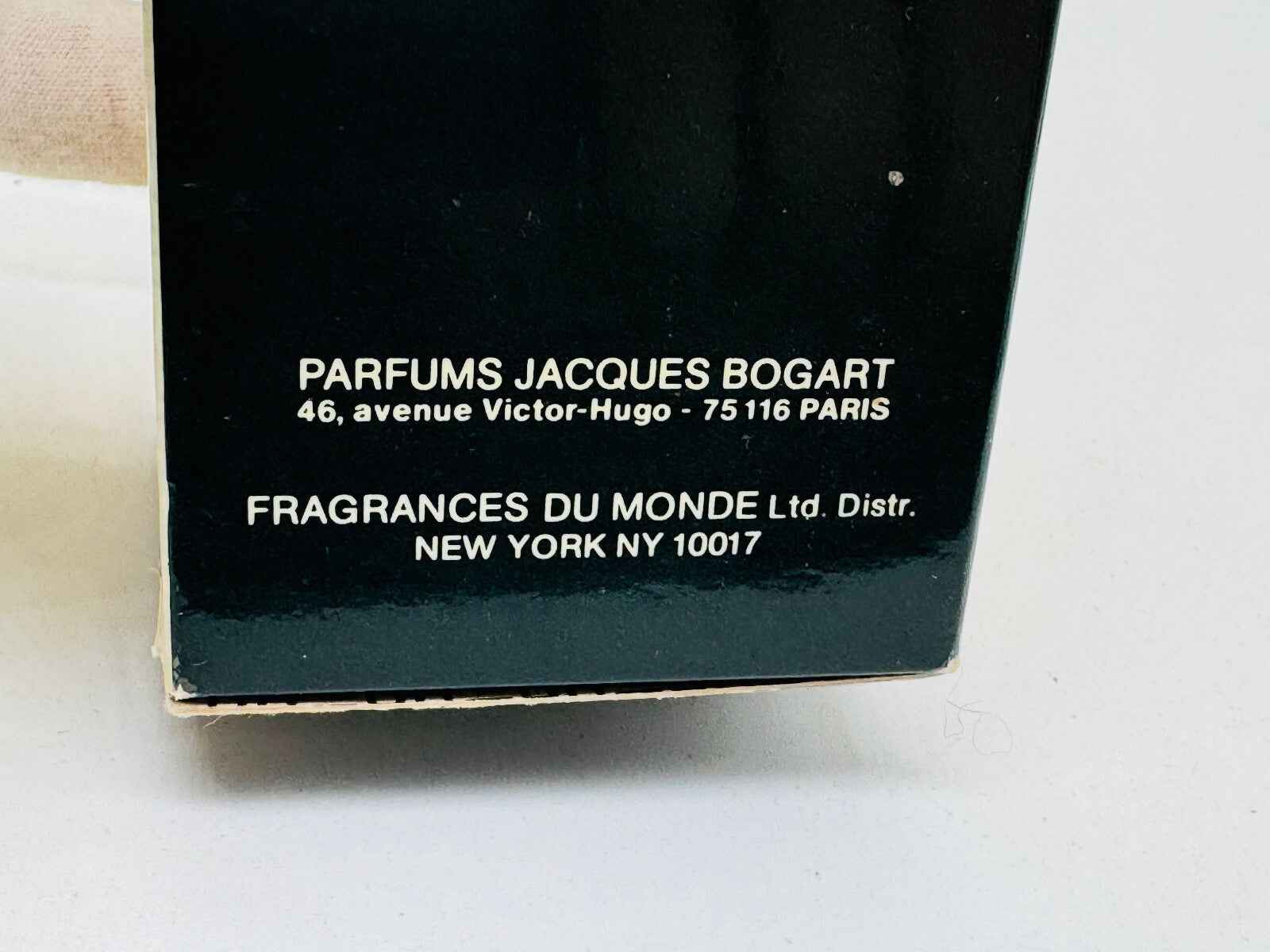 Scatola del profumo Jacques Bogart con indirizzo e dettagli del produttore