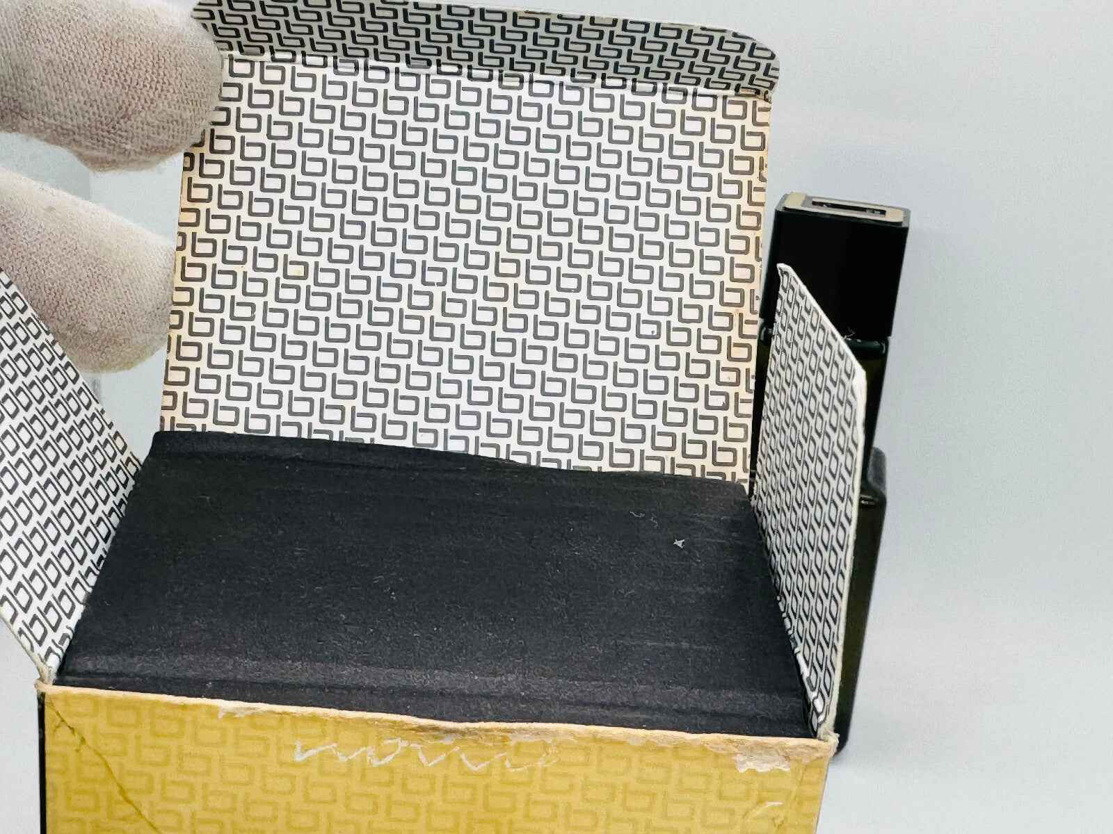 Scatola vuota per profumo Jacques Bogart con interno elegante e design raffinato