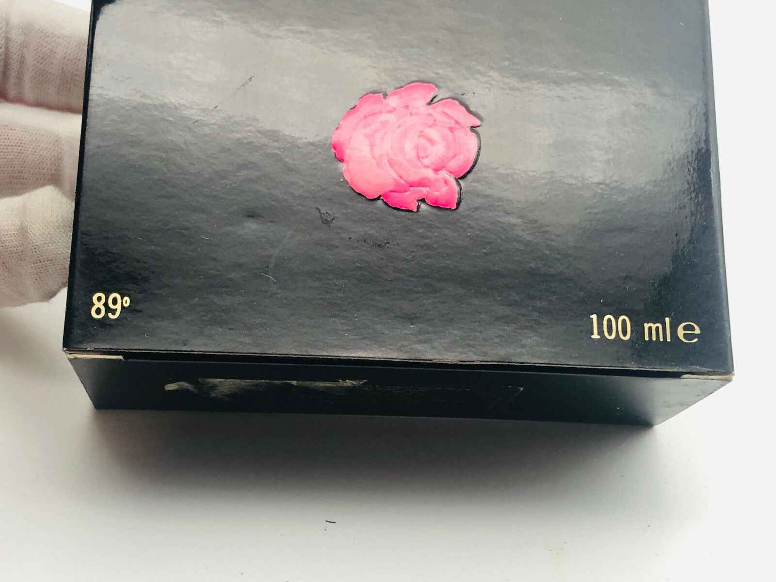 Scatola di profumo Je T Aime Vintage da 100 ml con design elegante e rosa in rilievo