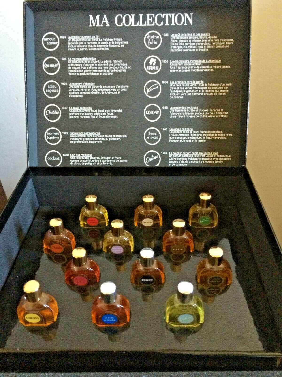 Scatola dei profumi Jean Patou con diverse fragranze in bottiglie eleganti e colorate