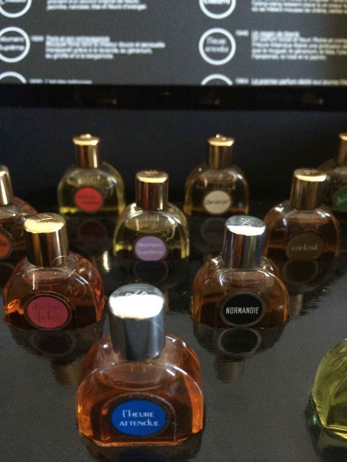 Collezione di flaconi di profumo Jean Patou, con vari tipi di fragranze in eleganti bottiglie