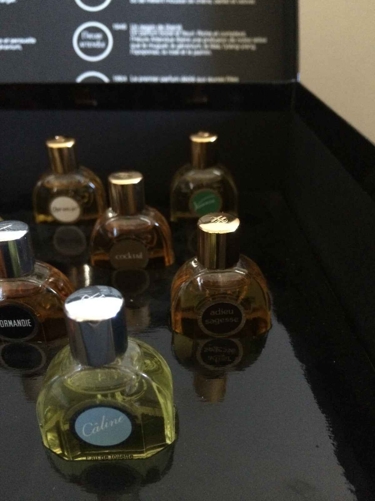 Set di campioni di profumo Jean Patou con varie fragranze in bottigliette eleganti
