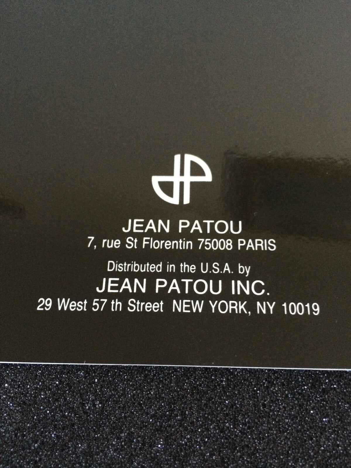 Logo e indirizzo della casa di moda Jean Patou, per il profumo Jean Patou