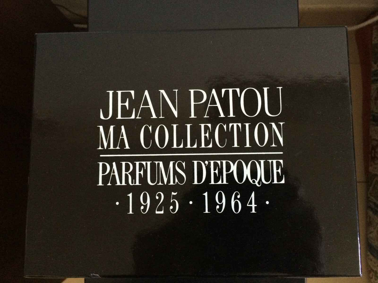 Scatola del Profumo Jean Patou con design elegante e storico, racchiude fragranze d'epoca dal 1925 al 1964