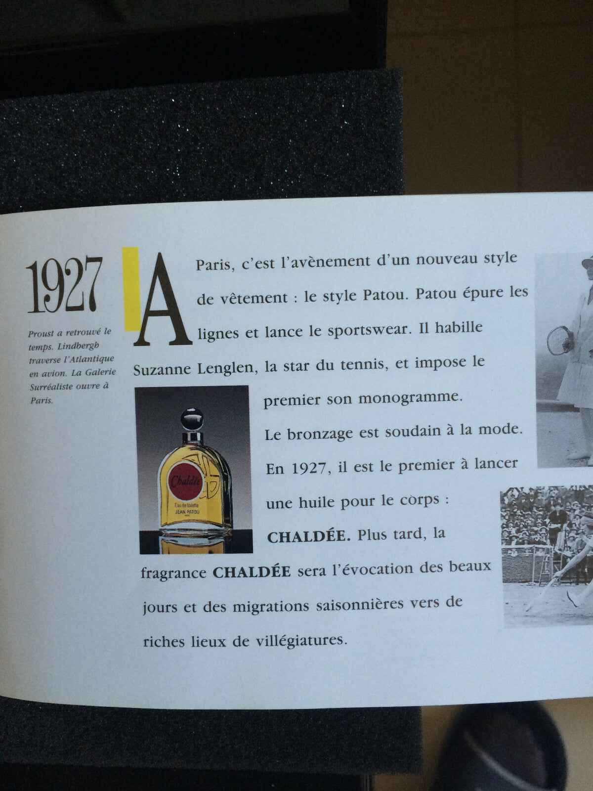 Brochure sul profumo Jean Patou, descrivendo la storia e il design del marchio nel 1927